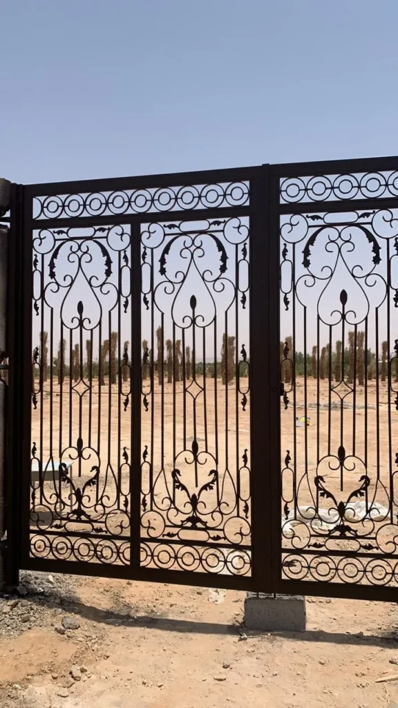 باب حديد بزخارف ليزر في الرياض